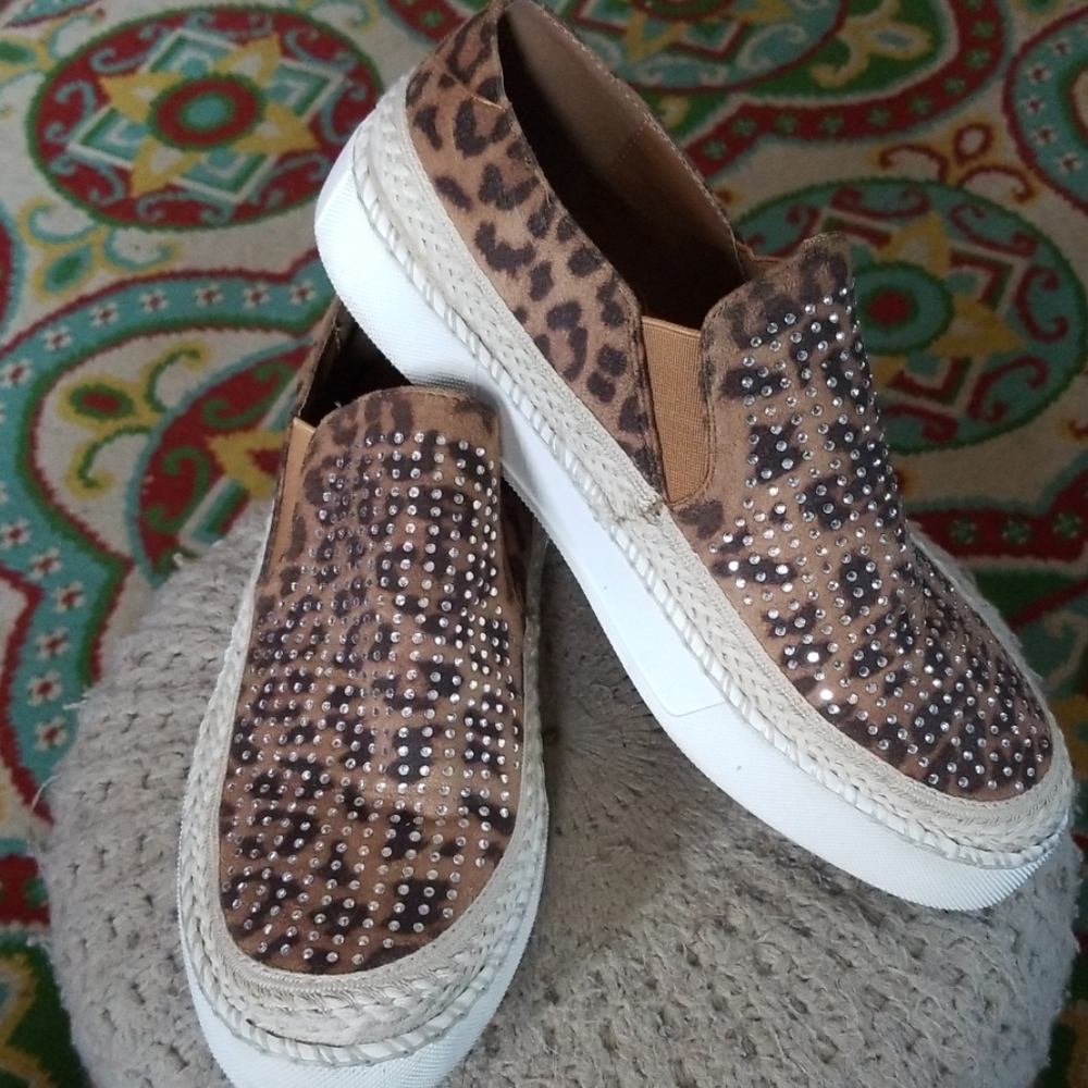 Volatile slip-on snickers